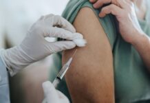 Studie: Därför avstår flera riskgrupper från gratis vaccination Person som får vaccinspruta.