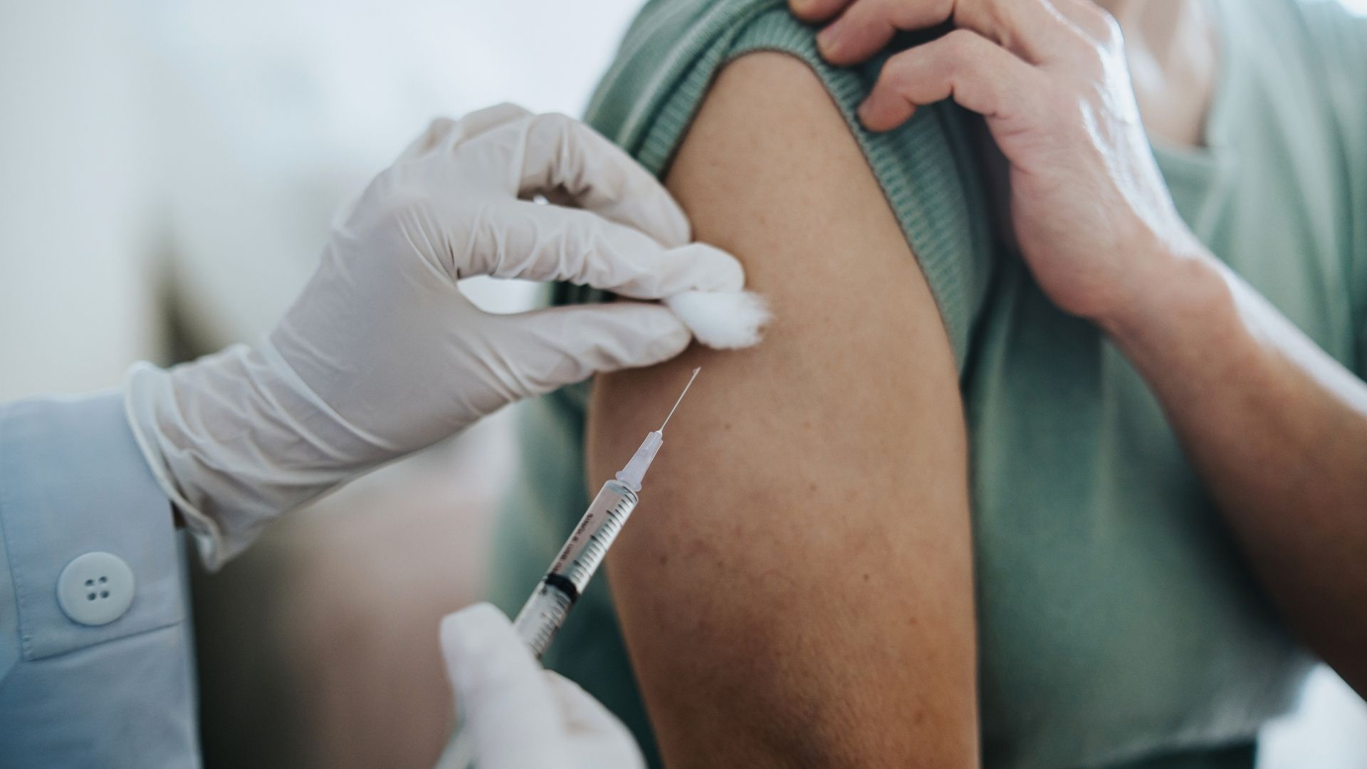 Person som får vaccinspruta.