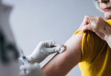 Gratis pneumokockvaccin ska sänkas till 65 års ålder En äldre person får vaccin