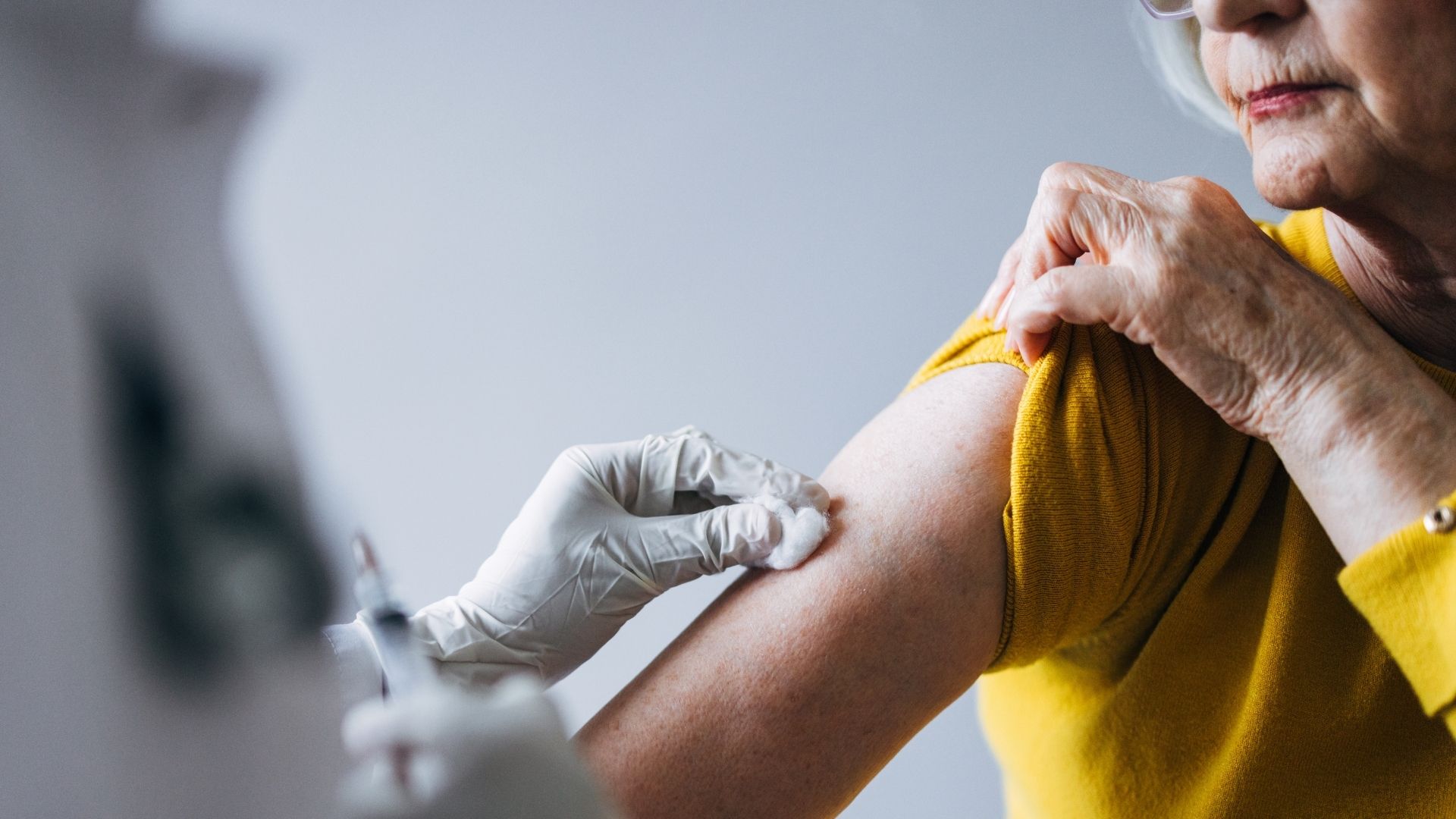 En äldre person får vaccin