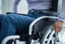 Ny metod mot MS ska lära immunförsvaret att sluta angripa nervsystemet En person i rullstol till en artikel om multipel skleros.