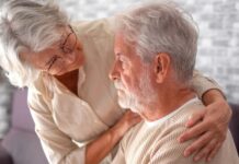 TLV: Stor osäkerhet om kostnad för alzheimerläkemedlet Kisunla Ett äldre par tillsammans.