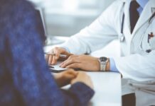 Privat klinik börjar ge Leqembi – behandlingen kostar hundratusentals kronor En läkare träffar en patient för att illustrera en artikel om alzheimerläkemedlet Leqembi på svenskt privat sjukhus.