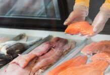 Fiskar exponeras dubbelt för läkemedelsrester Fiskkött i butik
