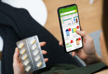 Här säljs framtidens viktläkemedel illegalt på svenska sajter En person handlar medicin online på sin mobiltelefon.
