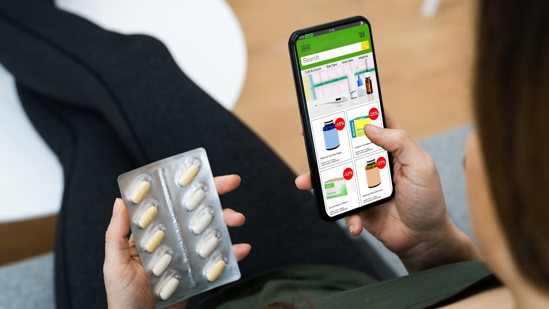En person handlar medicin online på sin mobiltelefon.