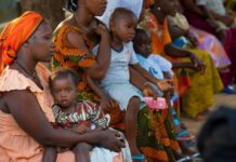 Hårt kritiserad vaccinstudie får klartecken Föräldrar med barn i Guinea-Bissau.
