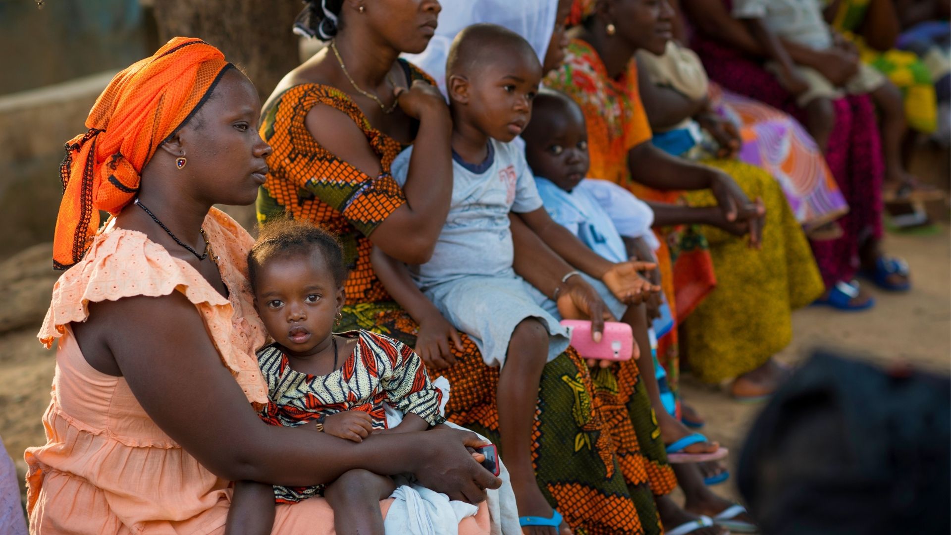 Föräldrar med barn i Guinea-Bissau.