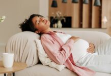 Hpv-vaccin ger säkrare graviditet Gravid kvinna ligger på en soffa.