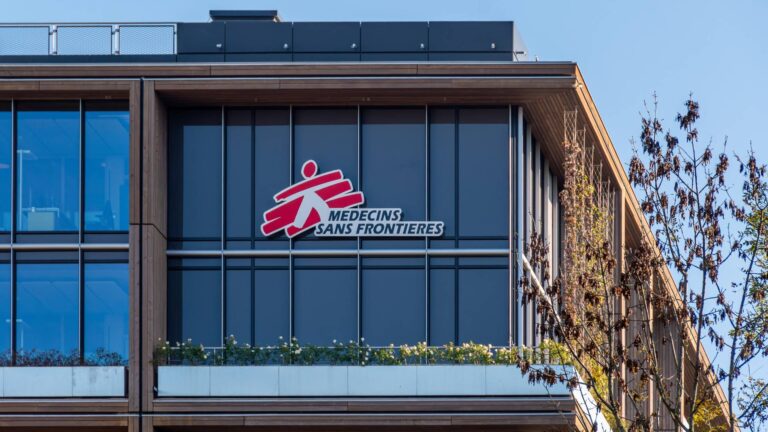Gilead försvarar beslut att inte sälja hivläkemedel direkt till MSF