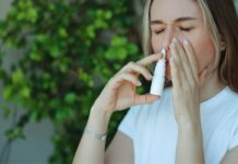 Koksalt i näsan kan minska behovet av antibiotika enligt stor brittisk studie Kvinna som använder en nässprej.