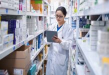 Ny prognos från Läkemedelsverket: Nationell lägesbild möjlig tidigast om tre år Apotekare med anteckningsblock bland hyllor med medicin till artikeln om läkemedelsförsörjningen i Sverige.