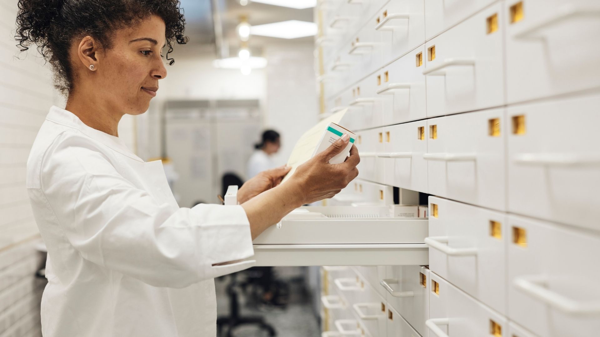 Apotekare letar efter läkemedel.